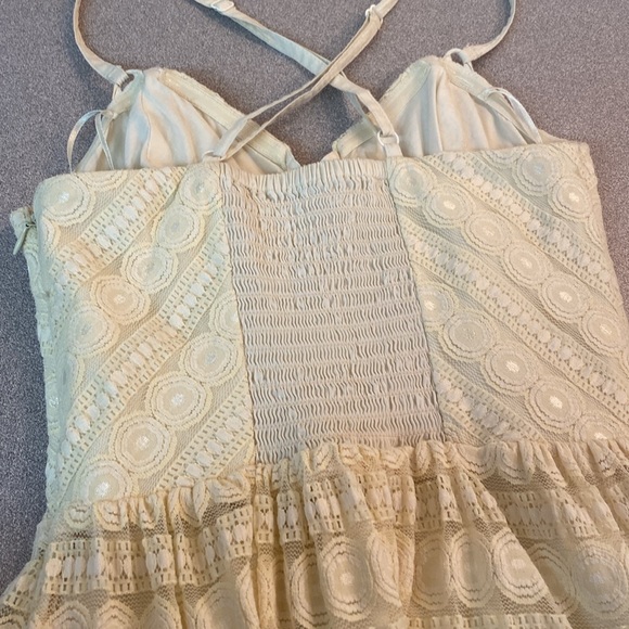 GUESS - Pretty linear dot lace dress. Size 2 - Picture 3 of 9